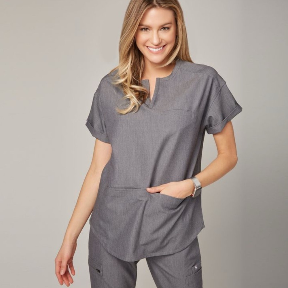 Figs Casma Three Pocket Women's Scrub Top in Grey‎ SZ M